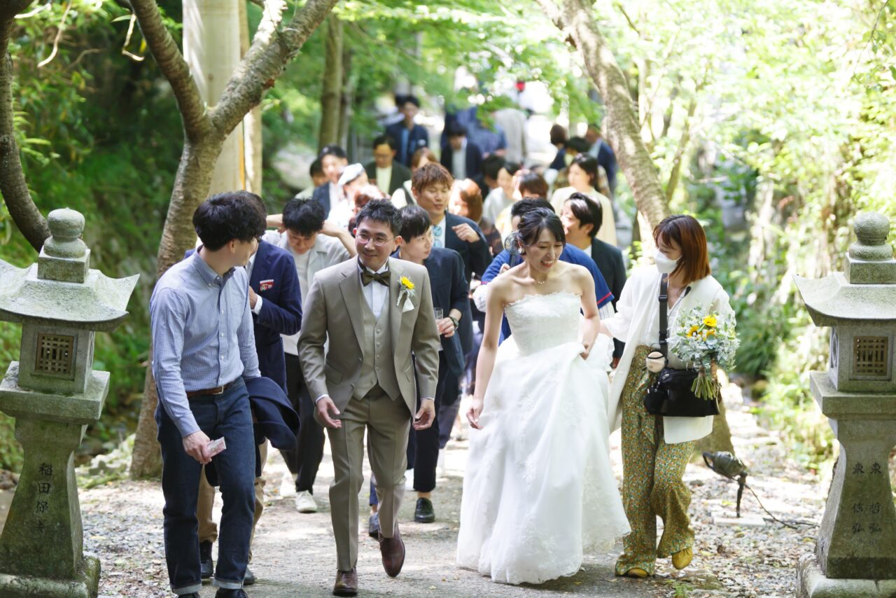 式場にとらわれない屋外でのふたりらしい結婚式の様子