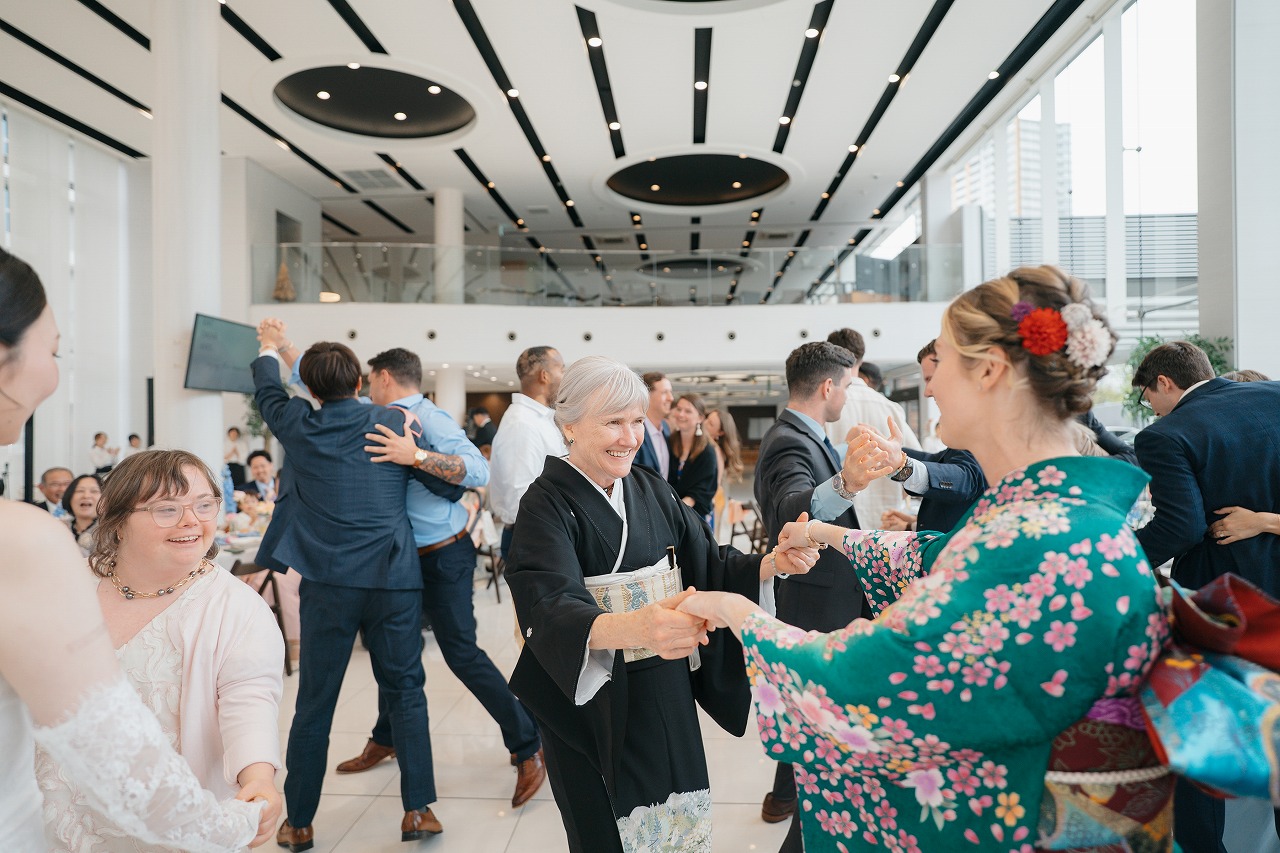 広島でのオリジナル結婚式 披露宴でのゲスト参加ダンスタイムの様子